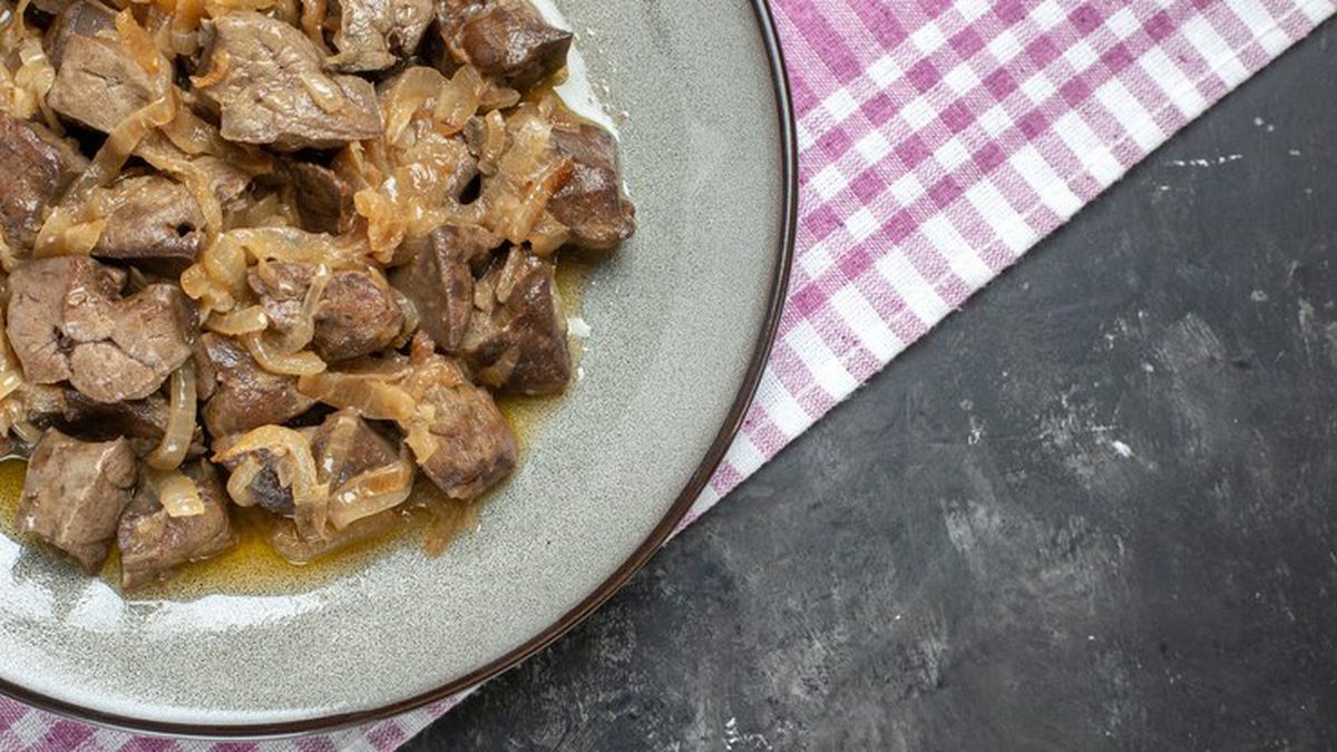 Riñones salteados con cebolla. Riñones salteados con cebolla.