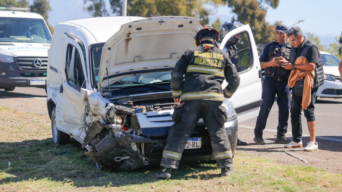 En las inmediaciones se vio a un utilitario que habría participado del accidente. En las inmediaciones se vio a un utilitario que habría participado del accidente. 