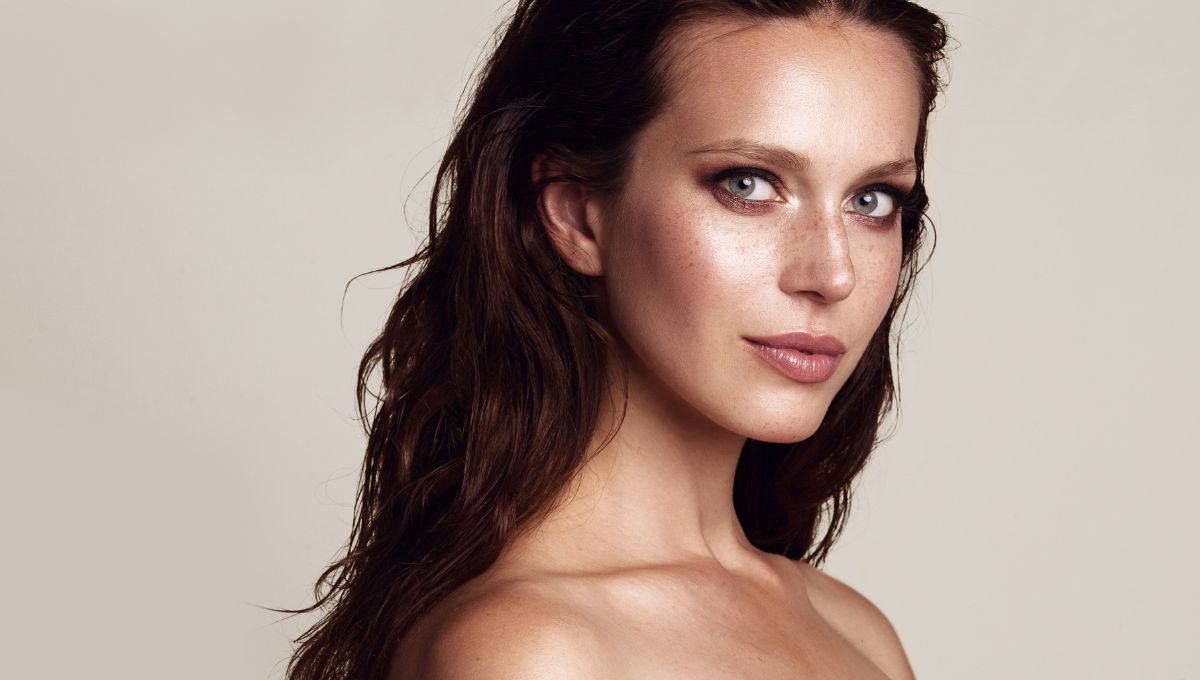 Mocha Mousse, el color del 2025: cómo lucir un maquillaje total brown