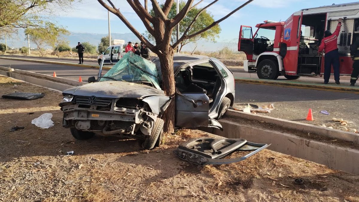 El auto quedó prácticamente abrazado al árbol ubicado en el boulevard de calle Juan B. Justo, de Maipú. El auto quedó prácticamente abrazado al árbol ubicado en el boulevard de calle Juan B. Justo, de Maipú.