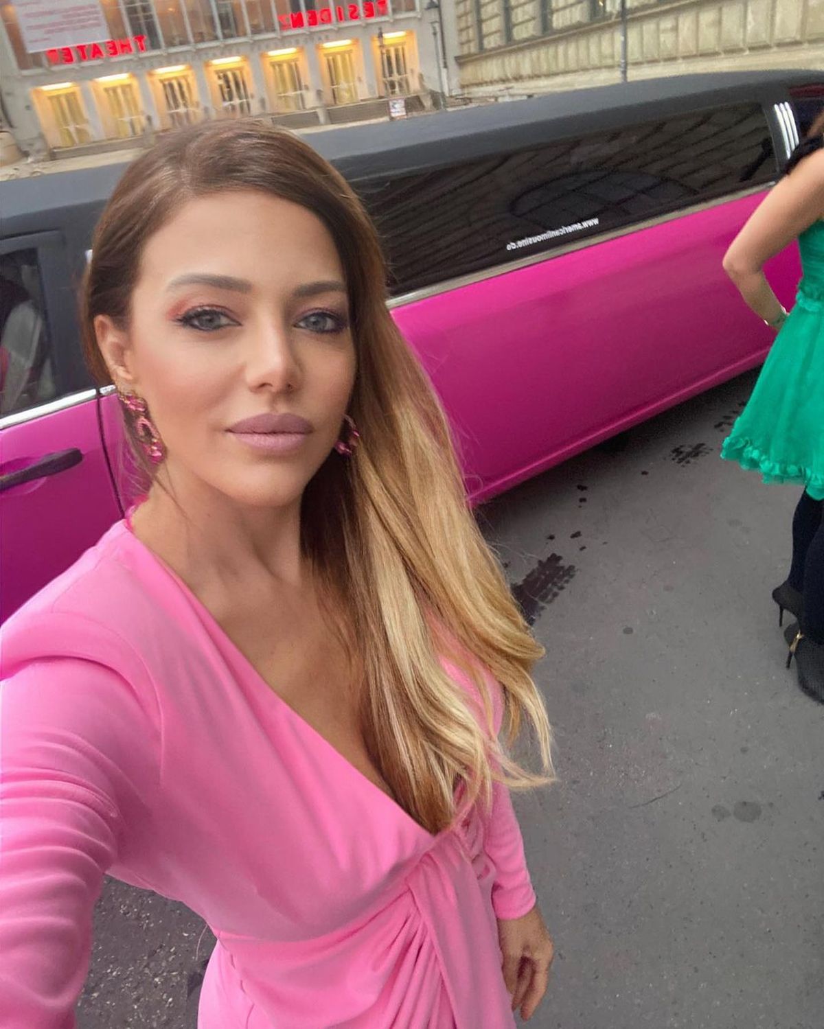 Evangelina Anderson salió de joda en la limo de Playboy con sus amigas