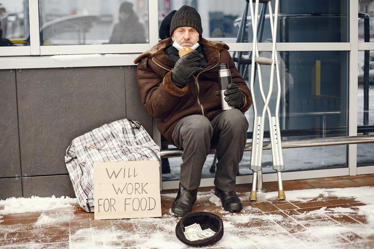 Un hombre sin hogar enfrenta la nieve en las frías calles de Nueva York, una dura realidad que resalta la urgente necesidad de soluciones para proteger a los más vulnerables en invierno. Un hombre sin hogar enfrenta la nieve en las frías calles de Nueva York, una dura realidad que resalta la urgente necesidad de soluciones para proteger a los más vulnerables en invierno.