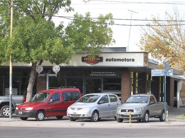 Entró a robar en una concesionaria y lo atraparon debajo de los autos