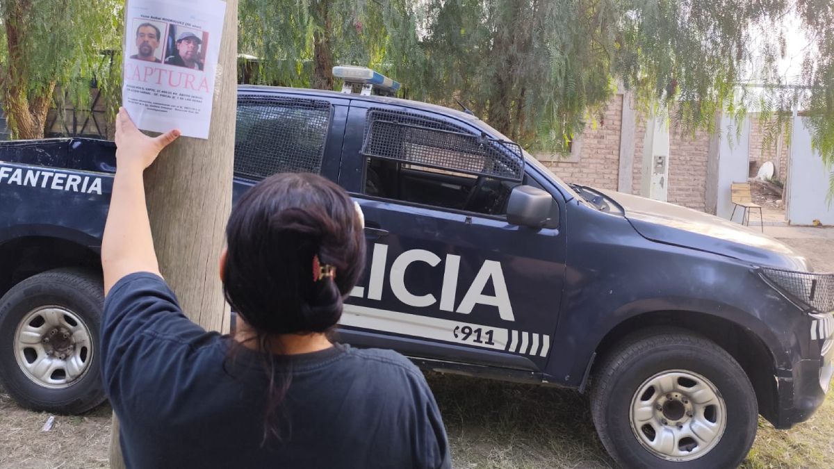 Las mujeres de la zona pegan carteles para pedir Justicia por la jóven estudiante de la UNCuyo que denunció un abuso sexual.