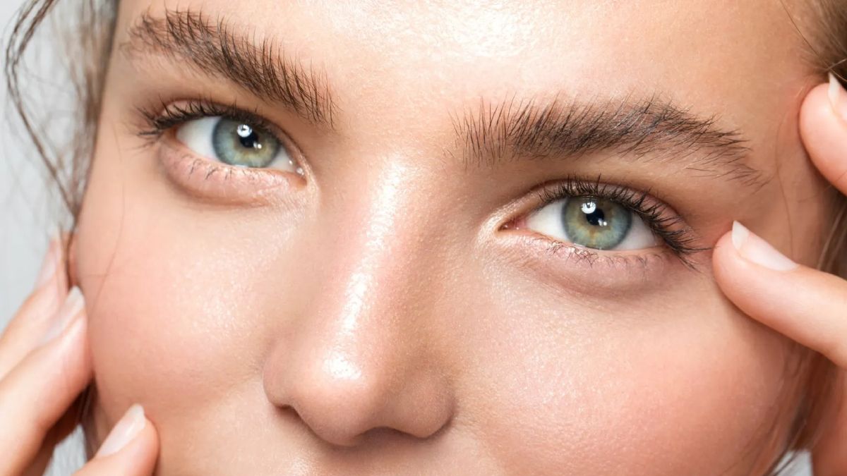 Peinar las cejas hacia arriba es uno de los mejores trucos para que luzcan grandes.