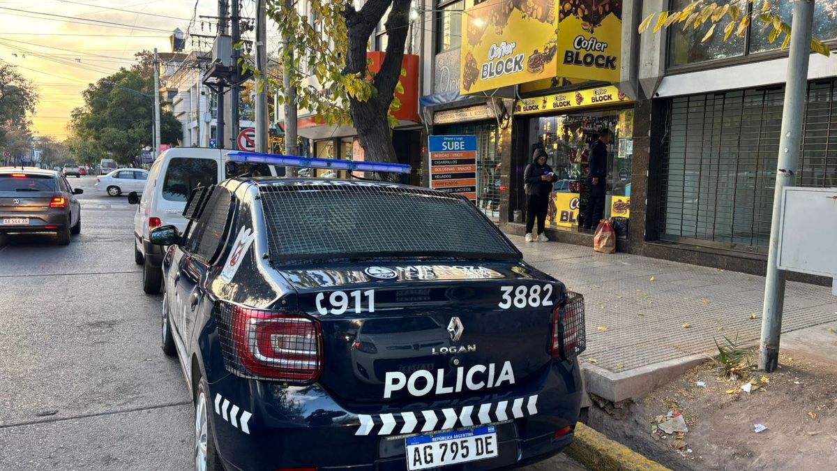 El asalto ocurrió en un kiosco que era atendido por una mujer. El hombre la golpeó