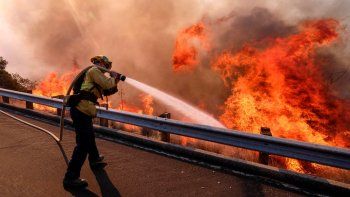 El fuego no  cesa y sube el número de víctimas en California