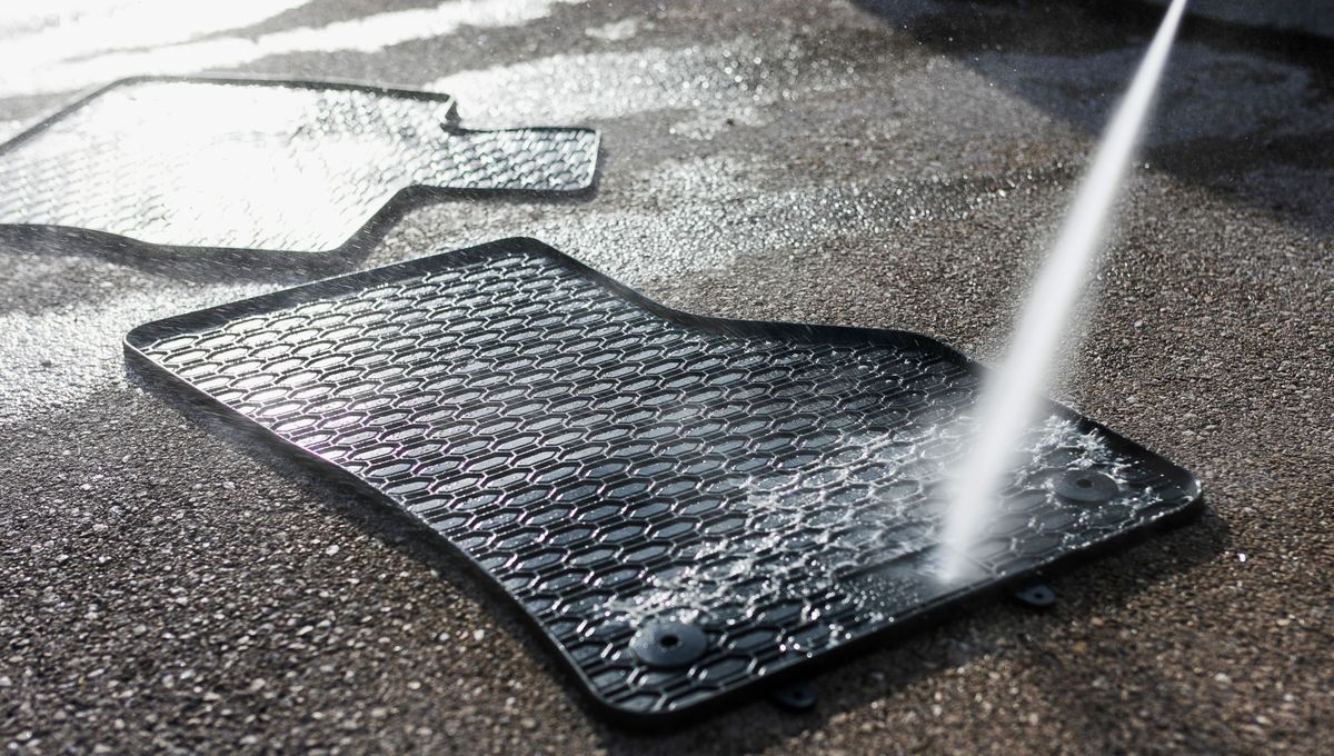 Con un poco de vinagre y un truco puedes dejar las alfombras del auto brillantes.  Con un poco de vinagre y un truco puedes dejar las alfombras del auto brillantes.