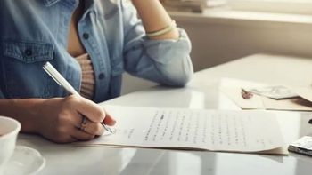 Poco romántico: su novia le regaló una carta pero él le corrigió todos los errores