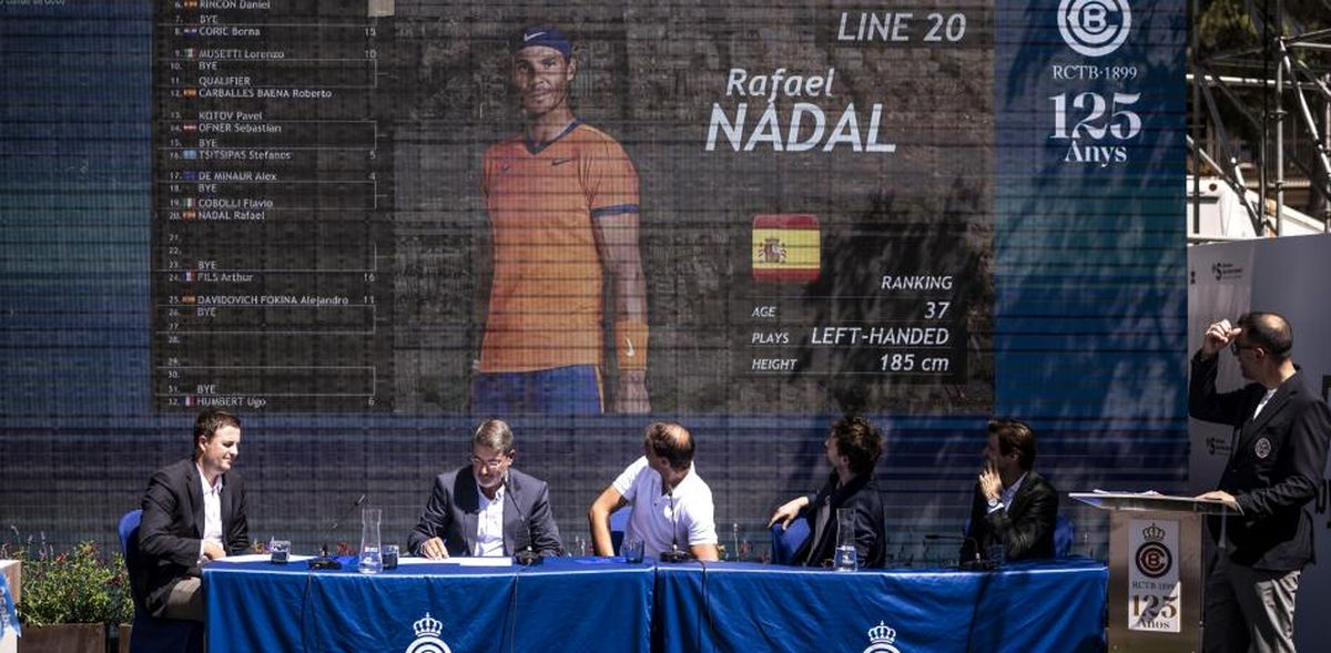 Rafael Nadal apareció en el sorteo del ATP de Barcelona donde volverá a jugar. Rafael Nadal apareció en el sorteo del ATP de Barcelona donde volverá a jugar.