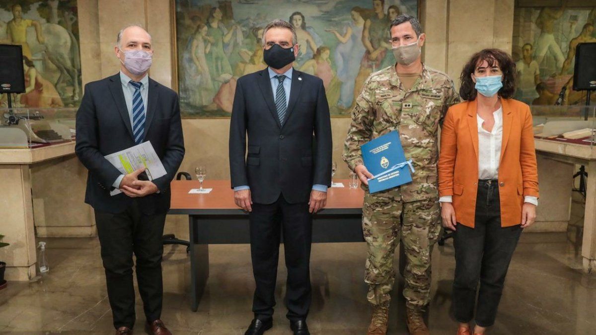 Agustín Rossi junto al mendocino Guillermo Carmona. Comenzó la entrega de créditos hipotecarios a retirados de las fuerzas armadas.