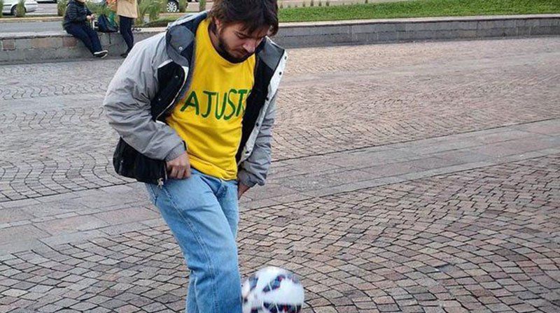 Docentes universitarios reclamaron aumento con un partido de  fútbol frente al Obelisco