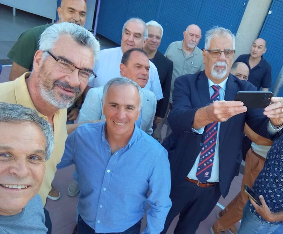 Cincuenta años después, egresados de la Arístides Villanueva izaron la bandera y revivieron su infancia