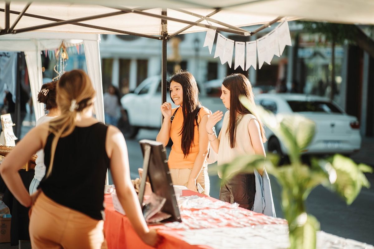 Se desplegaron puestitos de artesanías y productos de micro-emprendimientos. Se desplegaron puestitos de artesanías y productos de micro-emprendimientos.