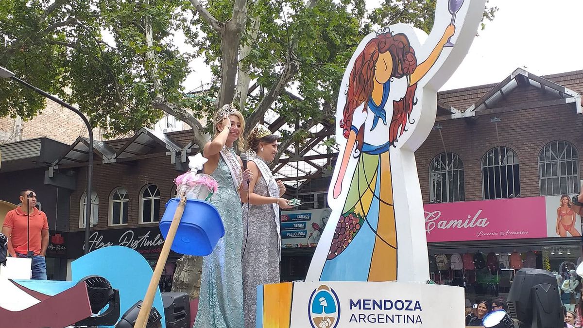 El último carrusel de la Reina y Virreina antes de la coronación de la nueva reina de la Vendimia 2025. El último carrusel de la Reina y Virreina antes de la coronación de la nueva reina de la Vendimia 2025.