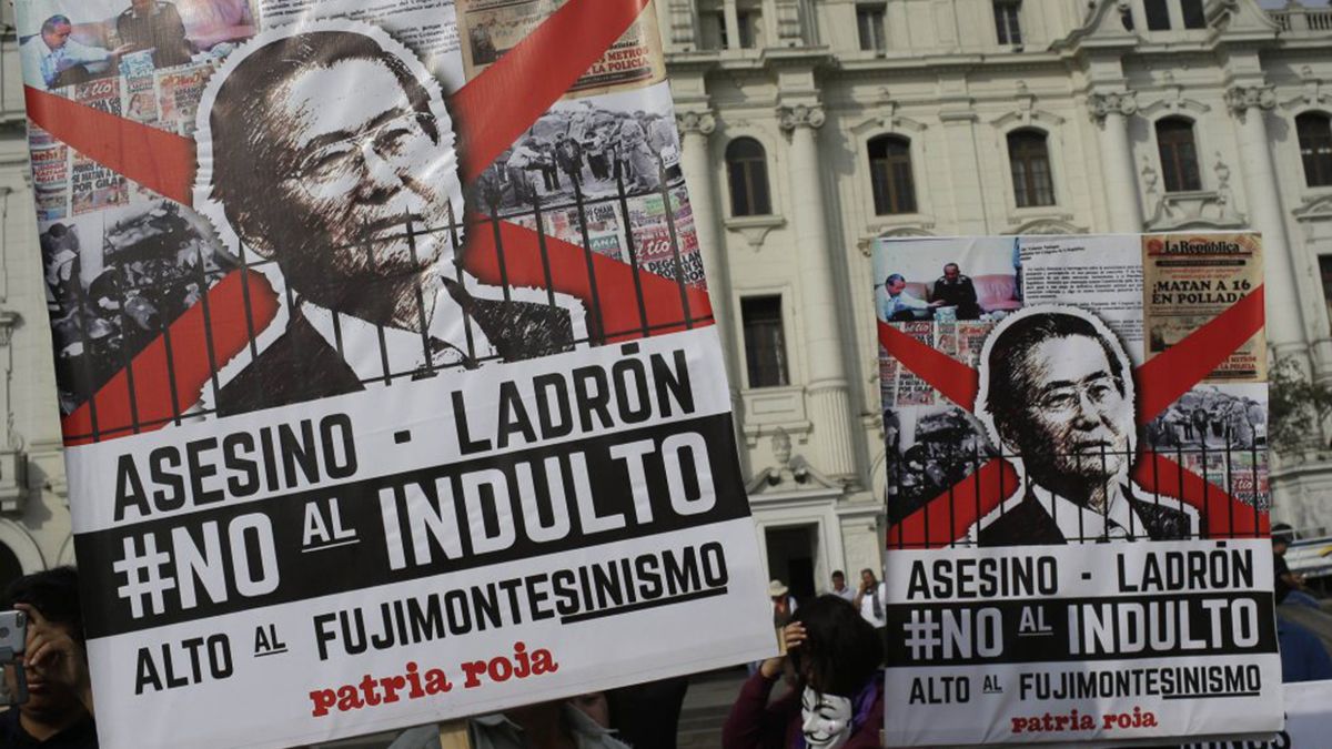 Miles de peruanos realizaron protestas frente a la prisión al conocerse el indulto al expresidente Alberto Fujimori Miles de peruanos realizaron protestas frente a la prisión al conocerse el indulto al expresidente Alberto Fujimori