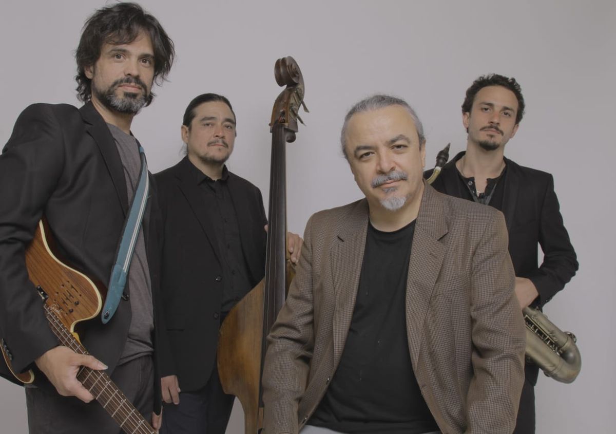 Miguel García Urbani suele fusionar las letras con la música en presentaciones de sus libros. Miguel García Urbani suele fusionar las letras con la música en presentaciones de sus libros.