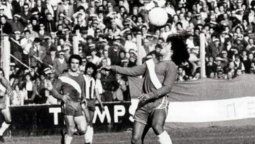 Puro rulos y 15 años: a 40 años del debut de Maradona en Argentinos
