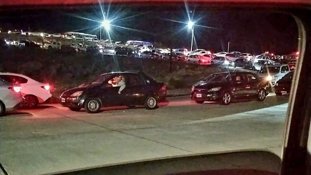 El colapso y las demoras en el Paso Cristo Redentor comenzaron en la noche del lunes y se mantienen durante el martes. El colapso y las demoras en el Paso Cristo Redentor comenzaron en la noche del lunes y se mantienen durante el martes.