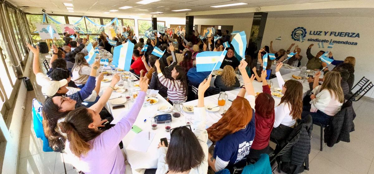 La senadora kirchnerista reunió a la tropa este sábado en el Sindicato de Luz y Fuerza. Del cónclave se emitió un documento. La senadora kirchnerista reunió a la tropa este sábado en el Sindicato de Luz y Fuerza. Del cónclave se emitió un documento.