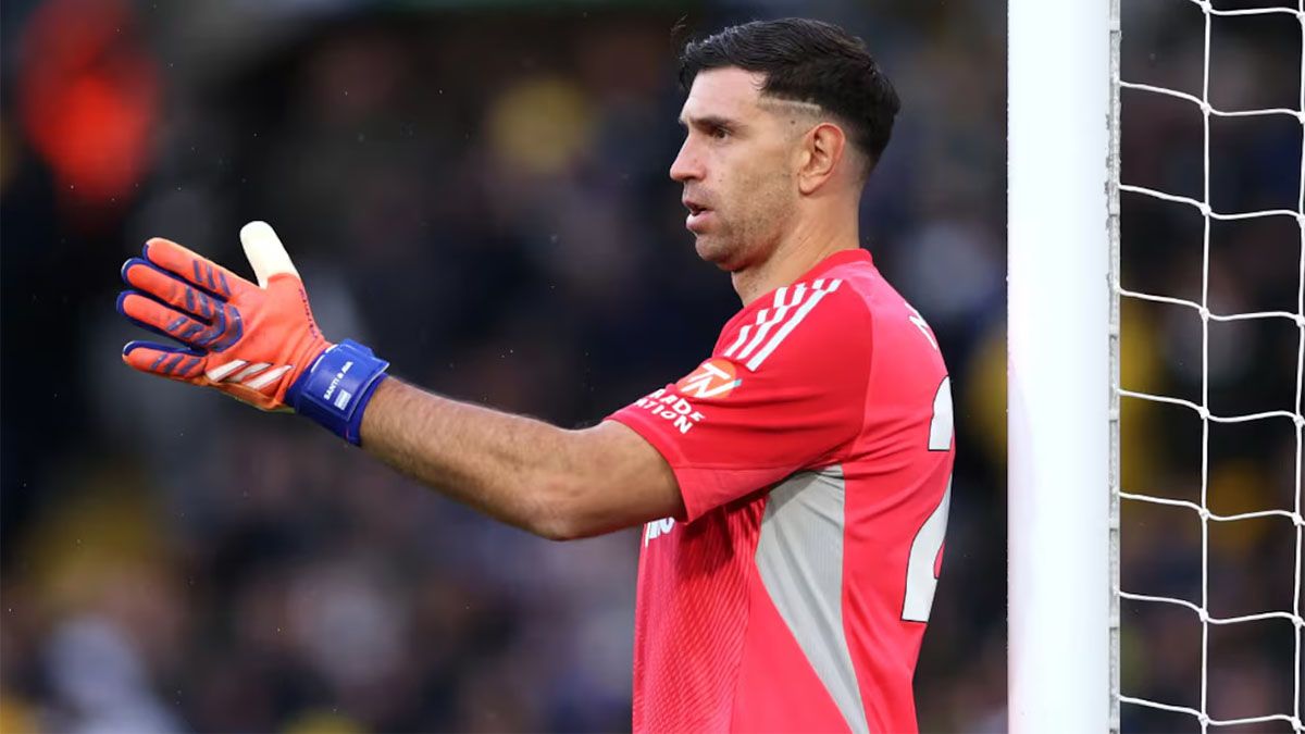 Dibu Martínez logró una gran marca en el Aston Villa.