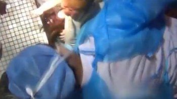Video: rescataron a una bebé de una cañería porque su madre la tiró por el inodoro