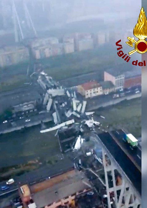 Aumentan los muertos por el derrumbe del puente en Génova