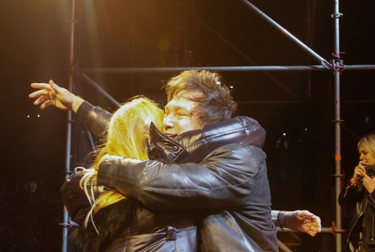 Lanzamiento. Milei saluda a su hermana Karina Milei, el sábado por la noche en Parque Lezama. Lanzamiento. Milei saluda a su hermana Karina Milei, el sábado por la noche en Parque Lezama.