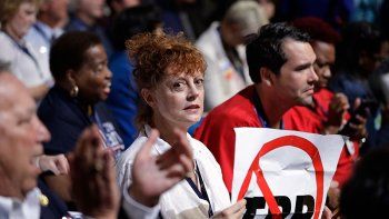 Sarandon pide que la convenzan de votar a Clinton