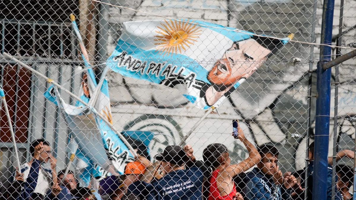 Los hinchas de Independiente Rivadavia le dieron su apoyo al equipo azul.