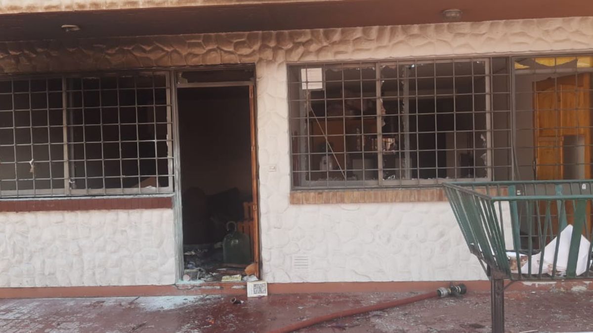 Incendio en Mendoza. Un incendio, precedido de una fuerte explosión se produjo en un departamento de calle Formosa 154, donde una mujer resultó herida pero fuera de peligro.