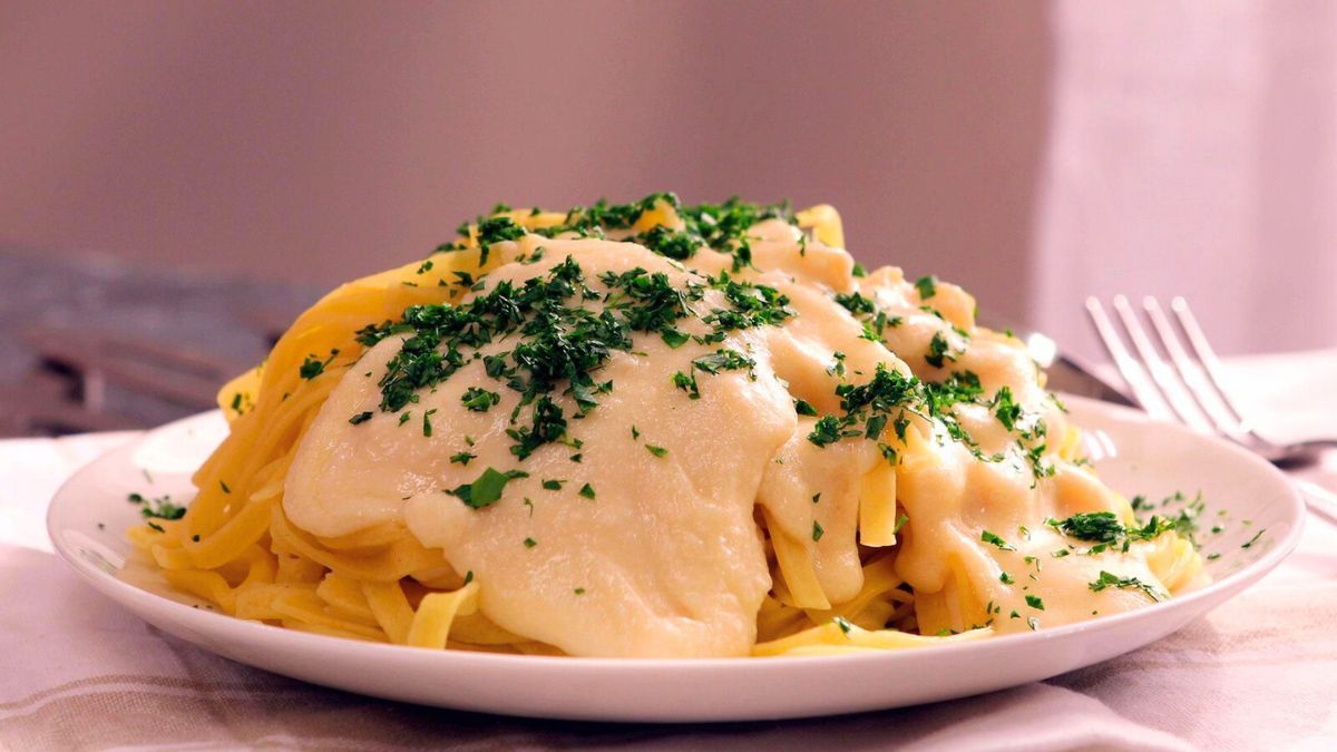 La salsa Alfredo se cocina en solo 7 minutos y es ideal para acompañar todo tipo de pastas. La salsa Alfredo se cocina en solo 7 minutos y es ideal para acompañar todo tipo de pastas.