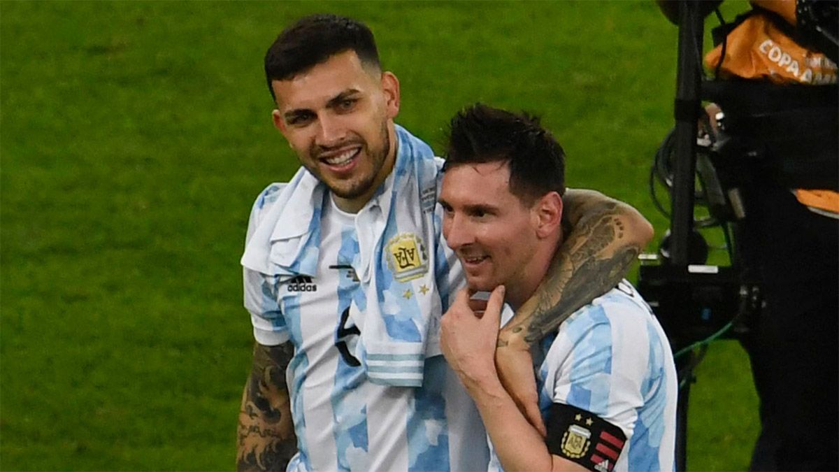 Leandro Paredes y Lionel Messi celebran una conquista de Argentina.