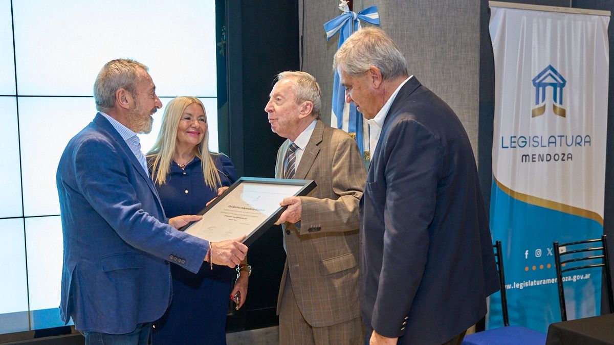Daniel Vila, en la Legislatura de Mendoza, recibiendo la distinci&oacute;n para Independiente Rivadavia, de manos de Edgardo Civit Evans. Foto: Axel Lloret/Diario UNO.