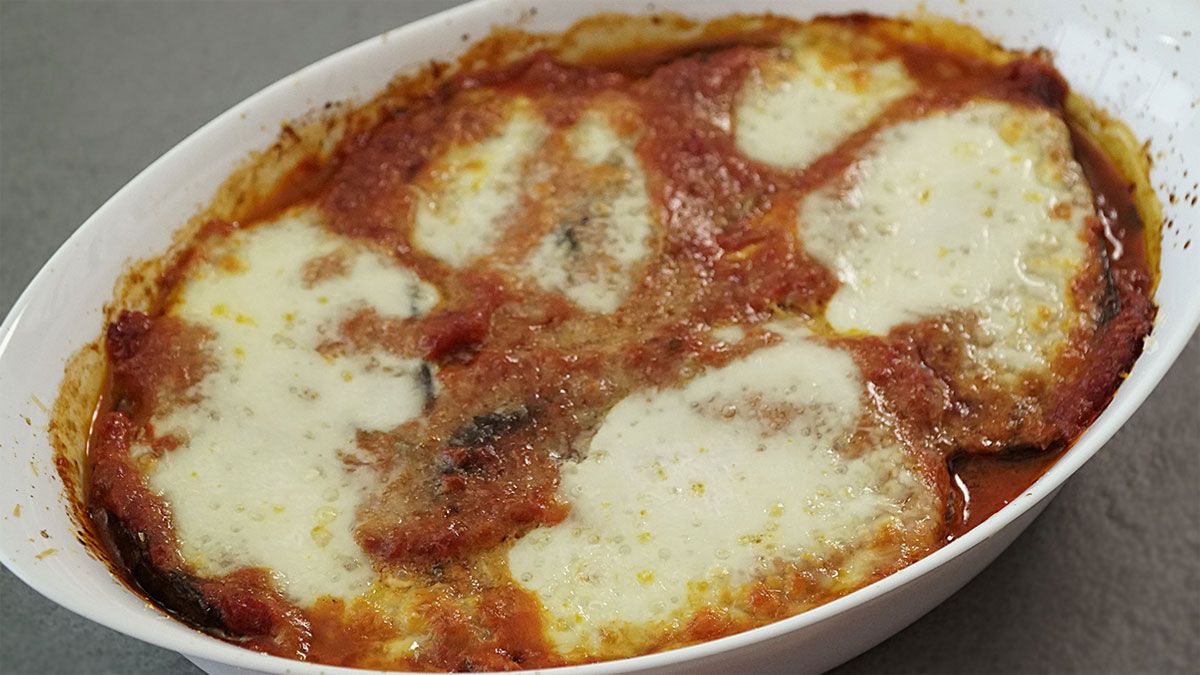Cómo hacer berenjena a la parmesana: la receta con salsa y queso gratinado