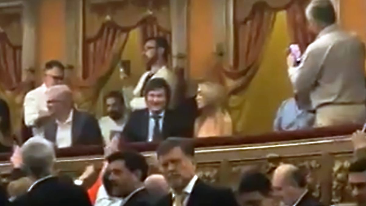 Imagen de Javier Milei y Fátima Flórez cuando pasaron por el Teatro Colón, donde recibieron abucheos de un sector del público. Imagen de Javier Milei y Fátima Flórez cuando pasaron por el Teatro Colón, donde recibieron abucheos de un sector del público.