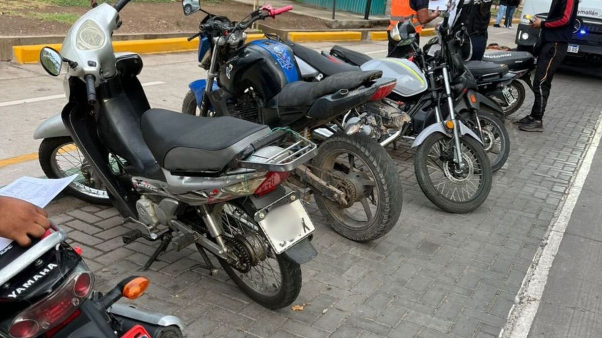 La Policía controló motos de baja y alta cilindrada en varios puntos del Gran Mendoza. La Policía controló motos de baja y alta cilindrada en varios puntos del Gran Mendoza.