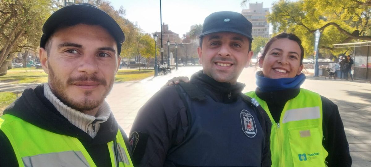 Jonathan Raiano (centro) acompañado de los preventores Julieta Gómez y Agustín Félix. Ellos ayudaron a traer al mundo a Neithan, el bebé de Cecilia, quien dio a luz en la plaza Independencia. Jonathan Raiano (centro) acompañado de los preventores Julieta Gómez y Agustín Félix. Ellos ayudaron a traer al mundo a Neithan, el bebé de Cecilia, quien dio a luz en la plaza Independencia.