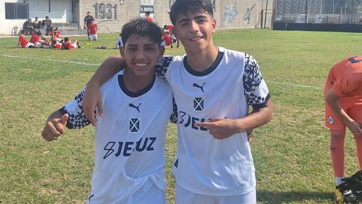 Benjamín Agüero es el de la derecha de la foto.