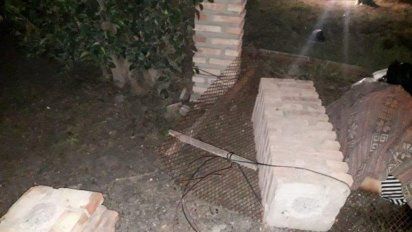 Luego del empujón de su hermano, la columna de ladrillos y cemento cayó encima de la mujer provocándole la muerte. El hecho ocurrió en La Plata