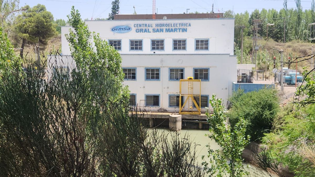 Una persona avisó sobre un ahogado cuyo cuerpo llegó hasta la reja de la central hidroeléctrica San Martín, en el dique Cipolletti, en Luján.&nbsp;