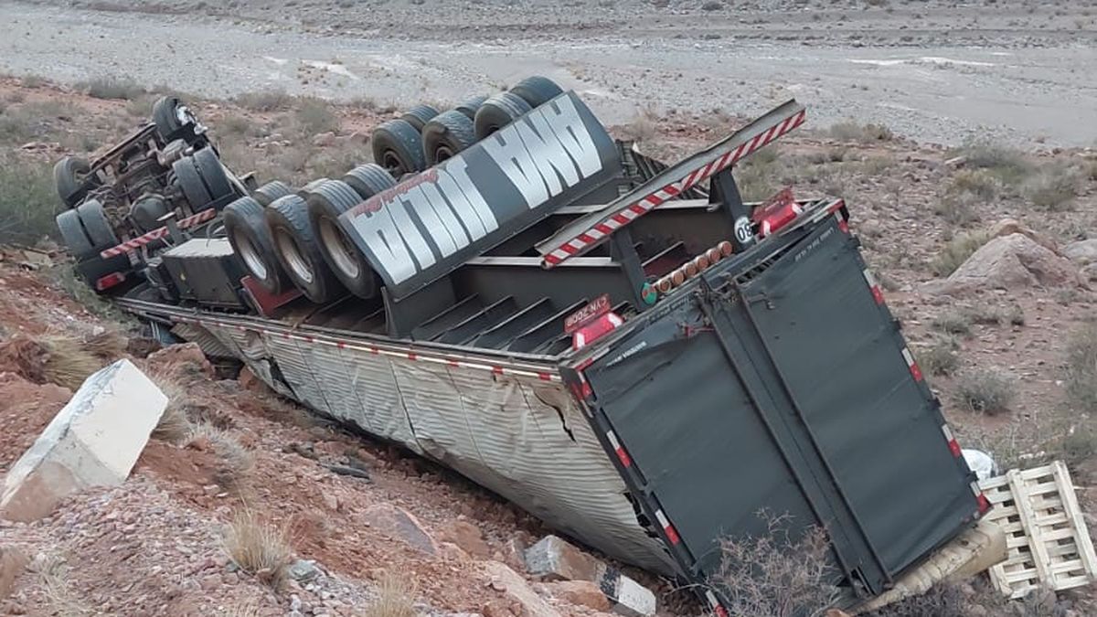 El chofer del camión, de origen brasileño, no sufrió lesiones de gravedad tras volcar en la ruta 7. El chofer del camión, de origen brasileño, no sufrió lesiones de gravedad tras volcar en la ruta 7.