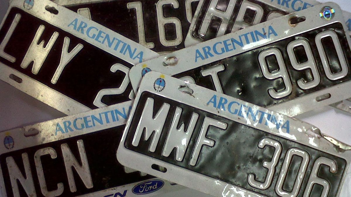 Las tormentas y lluvias intensas provocar la caída y pérdida de&nbsp; muchas chapas patentes en los automotores. En la última gran tormenta se creó en grupo en Mendoza para tratar de recuperarlas&nbsp; &nbsp;