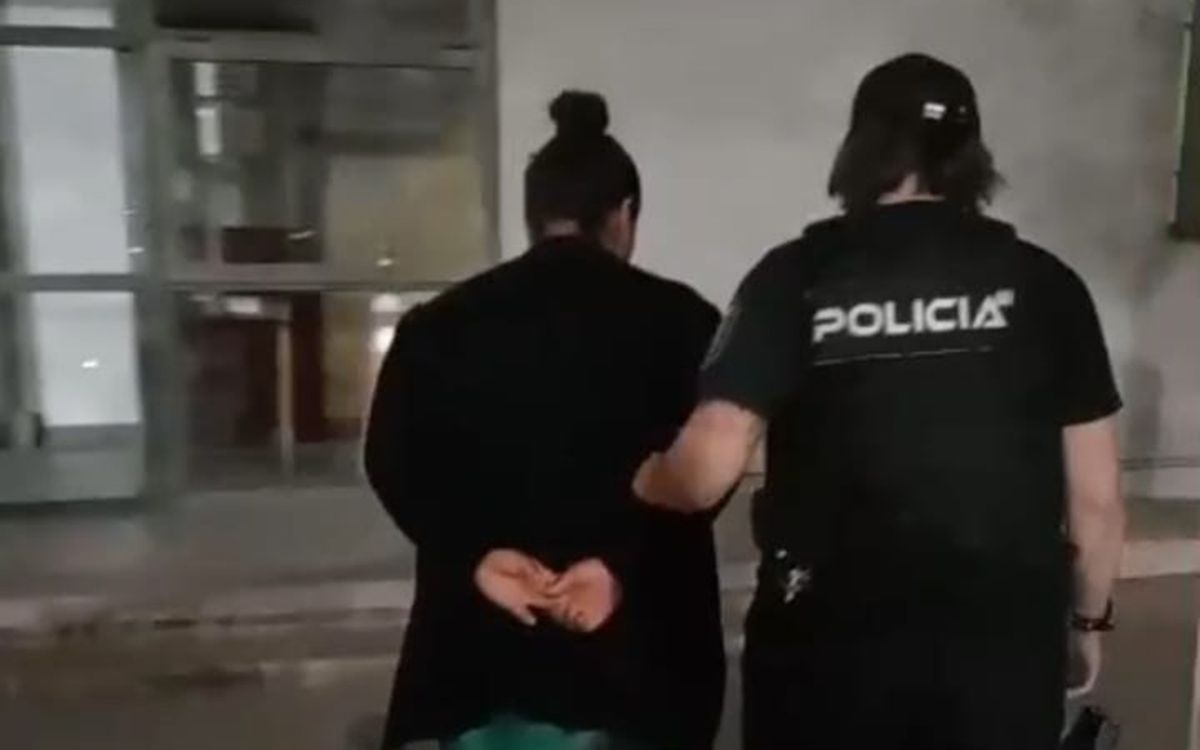 Janet, la líder narco de Tunuyán, fue detenida cuando llegaba a San Juan en un colectivo en el que traía también a una mula que había contratado para traer 99 envoltorios de cocaína que pesaron más de un kilo. Janet, la líder narco de Tunuyán, fue detenida cuando llegaba a San Juan en un colectivo en el que traía también a una mula que había contratado para traer 99 envoltorios de cocaína que pesaron más de un kilo.