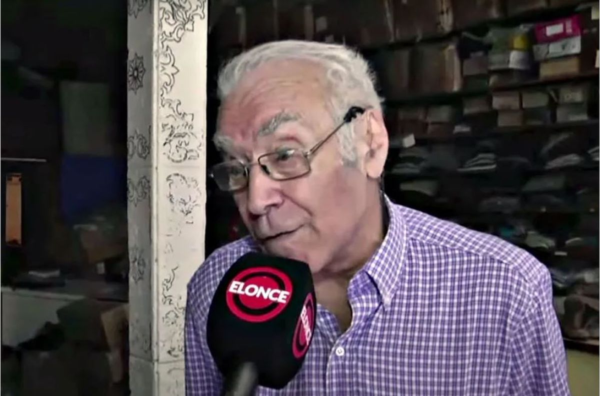 Imagen viral. Un abuelo miró Argentina-Croacia frente a la vidriera de una casa de electrodomésticos y se volvió viral.