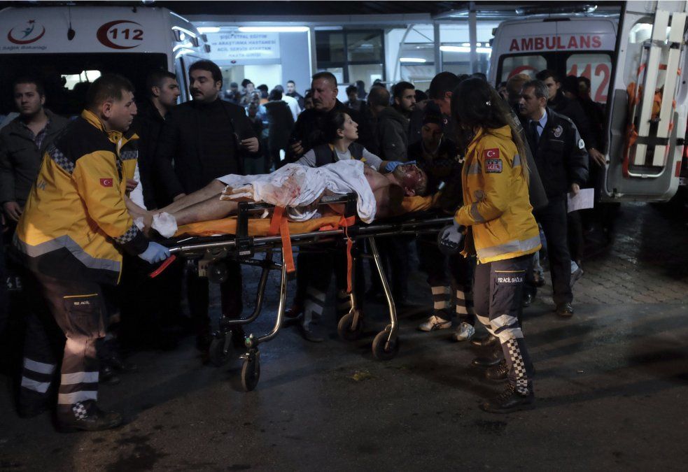 Horror en Turquía: muertos y heridos en un atentado fuera del estadio del Besiktas