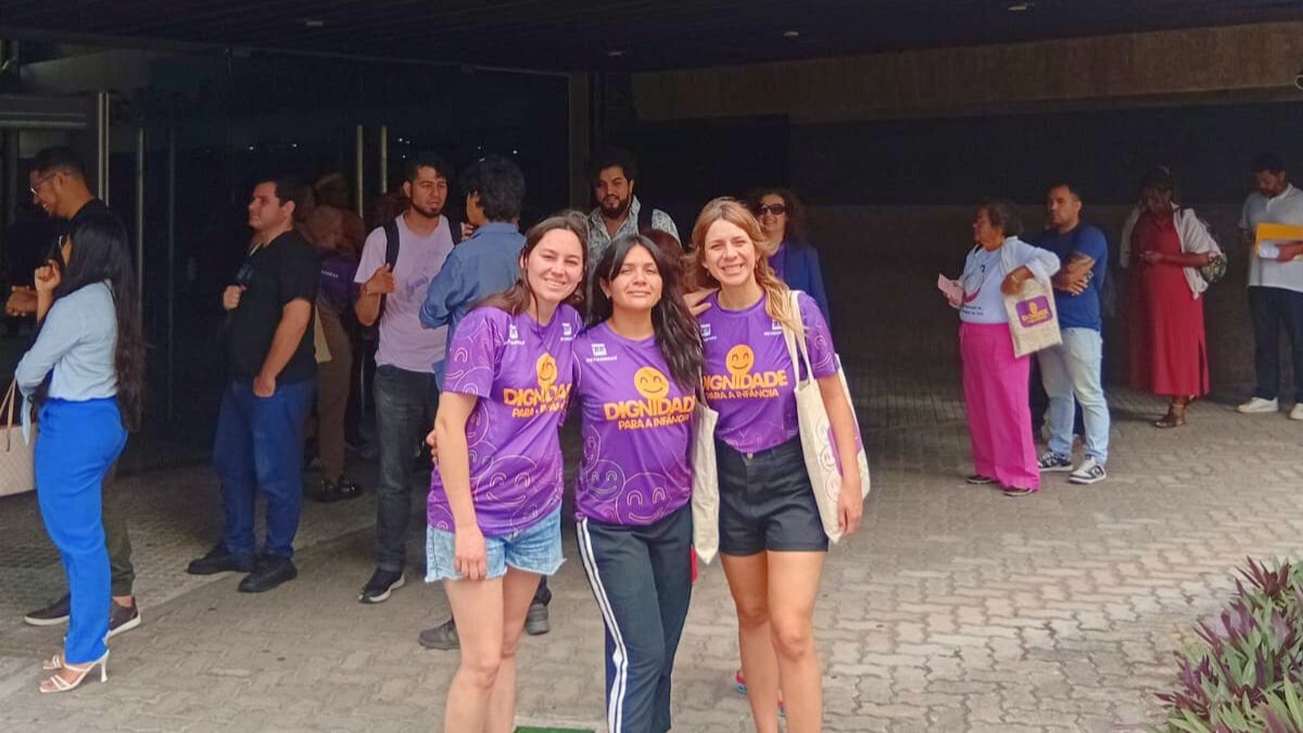 En el centro, junto a miembros de la ONG Generando Puentes, donde trabaja de manera comprometida desde 2020. Mili, entre otras actividades, da clases de fútbol. En el centro, junto a miembros de la ONG Generando Puentes, donde trabaja de manera comprometida desde 2020. Mili, entre otras actividades, da clases de fútbol.