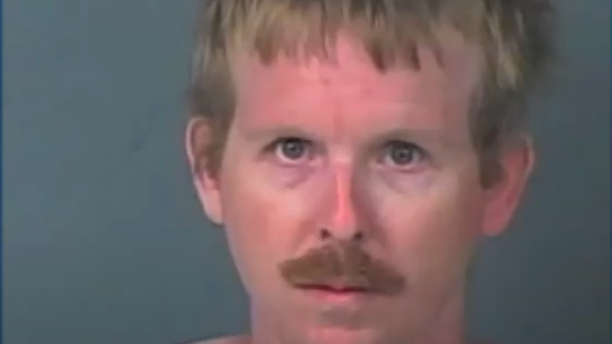 Jonathan Rossmoine﻿ fue detenido descubierto dentro del placard de la menor.