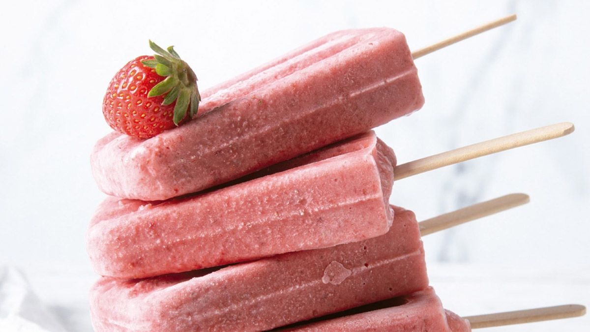 Cómo hacer palitos de helado de frutillla para los chicos