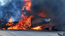Video: un avión se estrelló en plena carretera y murió el piloto